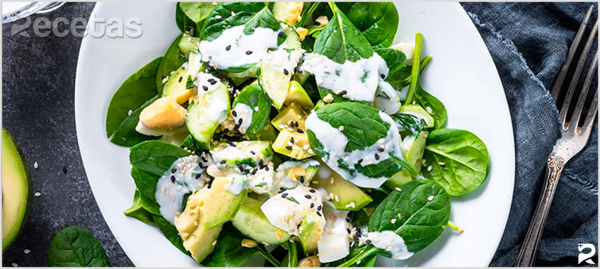 Ensalada de Espinacas y Aguacate con Huevo y Yogur